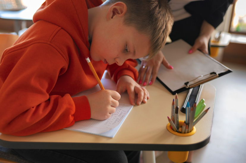 Kleiner Schüler löst ein Problem