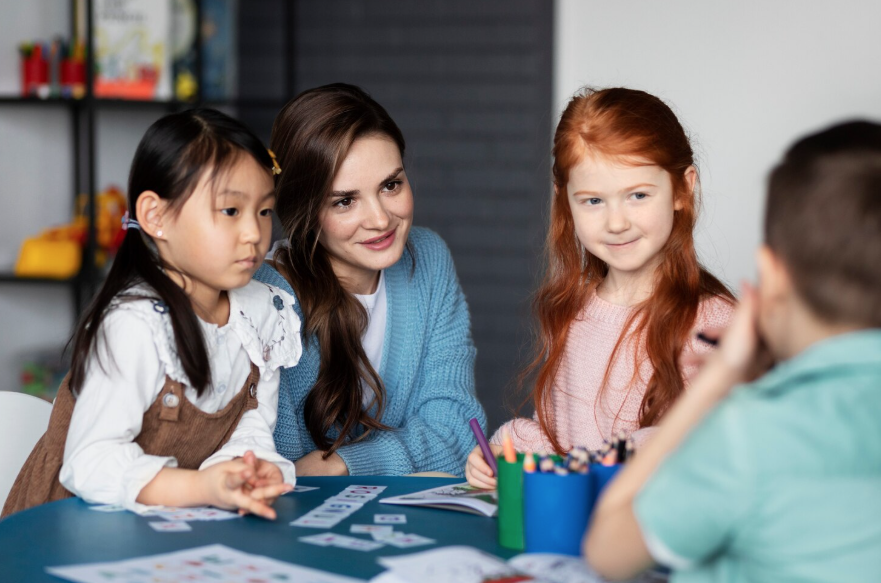 Junge Frau unterrichtet Schüler