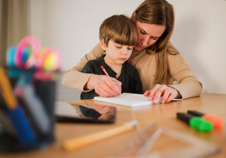 Lehrerin unterrichtet ein kleines Mädchen