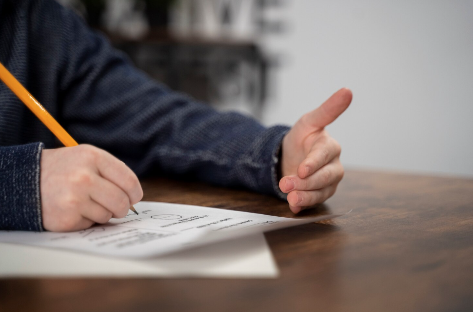 Person schreibt auf Papier